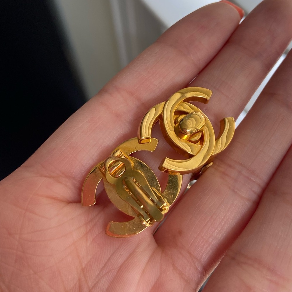 Chanel CC Gold Turnlock Clip On - Picture 4 of 5